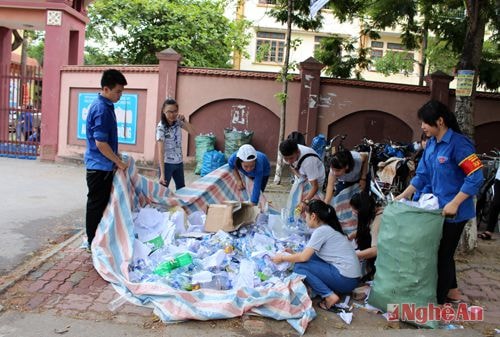  Đây cũng là thời điểm các tình nguyện viên bận rộn thu dọn “bãi chiến trường” tại các địa điểm thi