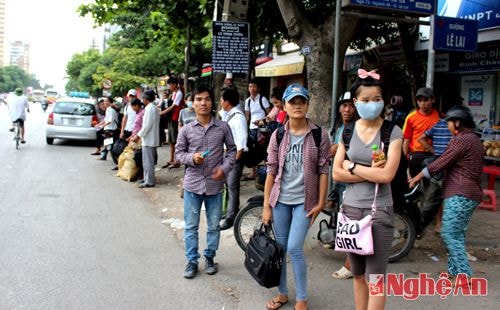 Thí sinh đón xe về quê sau khi hoàn hành kỳ thi.Ảnh: Đinh Nguyệt