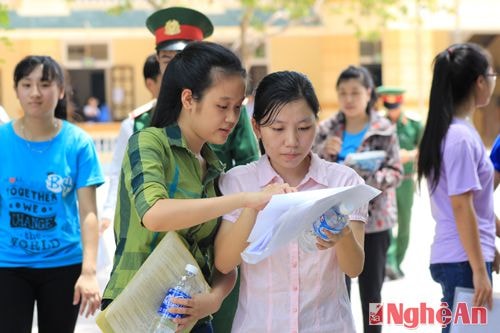 Thí sinh đón xe về quê sau khi hoàn hành kỳ thi.Ảnh: Đinh Nguyệt