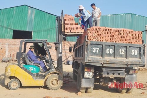 6 tháng, sản lượng gạch xây dựng tăng khá (Ảnh: công nhân công ty gạch Yên Thành bốc xếp sản phẩm đi tiêu thụ