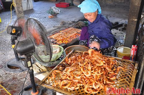 Đặc sản tôm, cá nướng của Cửa Lò.Ảnh: Trần Hải