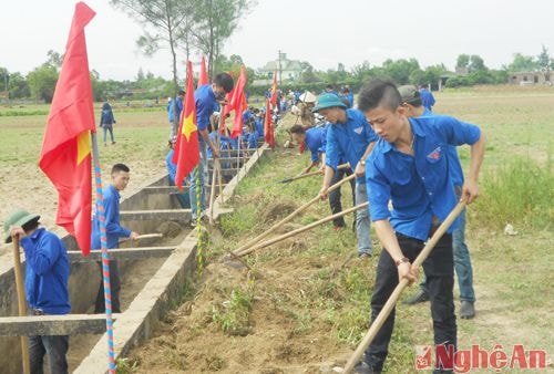 Các đoàn viên thanh niên thực hiện nạo vét kênh mương thủy lợi.