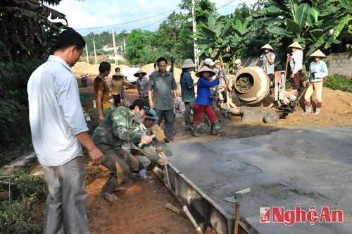 Thi công đường GTNT tại xã Nghĩa Long. Ảnh: h.n