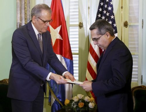 Ông DeLaurentis (trái) trao bức thư mà ông Obama gửi ông Castro cho Ngoại trưởng lâm thời Cuba Medina. Nguồn: Reuters