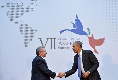 Tổng thống Mỹ Barack Obama (phải) bắt tay Chủ tịch Cuba Raul Castro trong cuộc gặp bên lề Hội nghị thượng đỉnh các quốc gia châu Mỹ hôm 11/4 ở Panama. Nguồn: Reuters