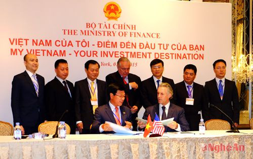 Công ty địa ốc Hoàng Quân (TP. Hồ Chí Minh) ký được hợp đồng kinh tế trị giá 20 triệu đô la Mỹ  ngay tại bàn Hội nghị Xúc tiến đầu tư Việt Nam - Hoa Kỳ.