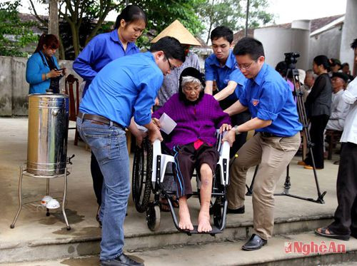 Đoàn viên, thanh niên Huyện đoàn Thanh Chương thăm khám, tặng quà  đối tượng chính sách tại xã Thanh Văn. Ảnh: Nguyễn Thị Quỳnh