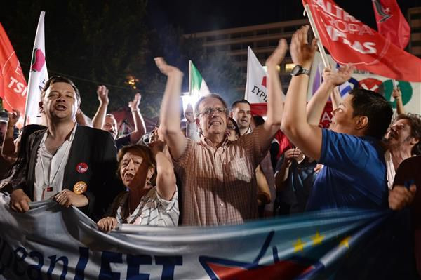 Những người bỏ phiếu không ăn mừng chiến thắng tại quảng trường Syntagma, ảnh AFP.