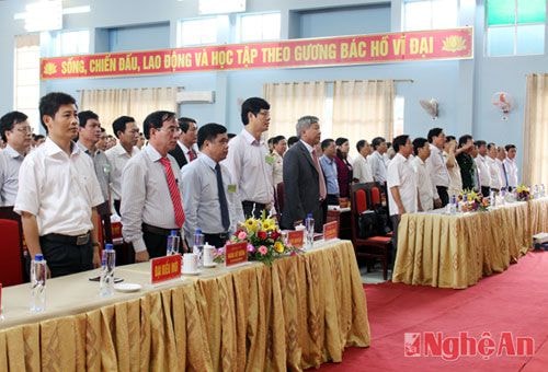 Các đại biểu thực hiện nghi lễ chào cờ tại Đại hội