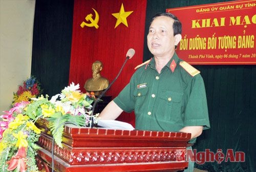 Đại tá Lương Hồng Phong- Phó Bí thư Đảng ủy, Chính ủy Bộ Chỉ huy Quân sự tỉnh phát biểu giao nhiệm vụ cho lớp học
