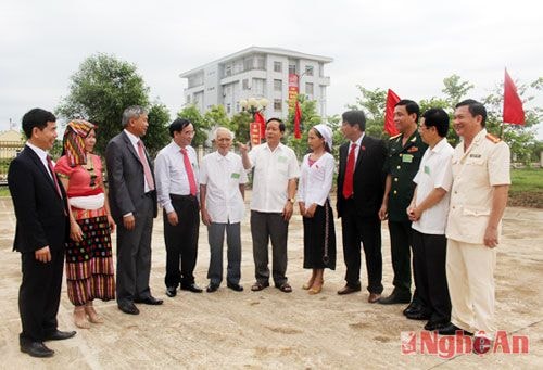 Các đồng chí lãnh đạo Trung ương, tỉnh trao đổi với đại biểu bên lề Đại hội