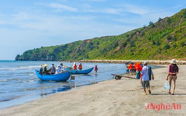 Hệ thống hang Núi Rông chỉ cách bãi tắm Quỳnh Nghĩa 2 km