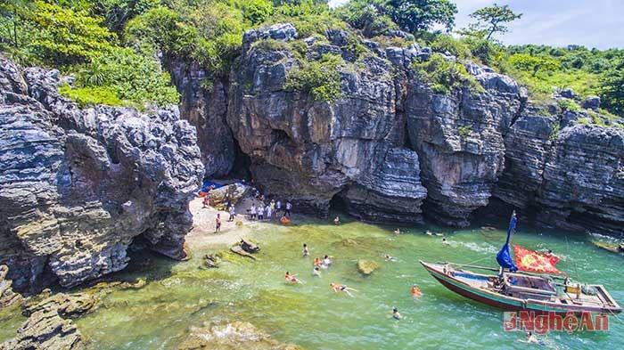 Bãi tắm cát trắng, nước trong xanh trước cửa hang giếng trời, một trong nhiều hệ thống hang động ở đây