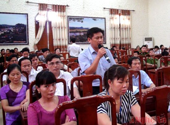 Cử tri có ý kiến tại buổi tiếp xúc