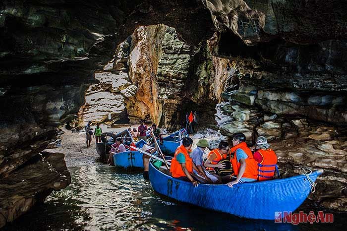 Vào trong hang là một bãi đá cuội, trênhang là giếng trời