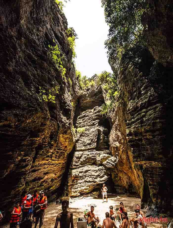 Không gian giếng trời trong hang động