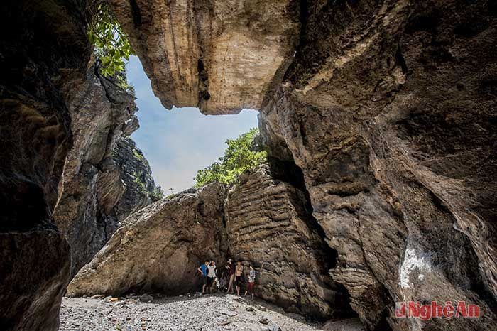 Hang còn là nơi tranh trú bão của ngư dân khi gặp nạn