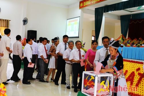 Bỏ phiếu bầu đại biểu dự đại hội đảng bộ Tỉnh lần thứ XVIII