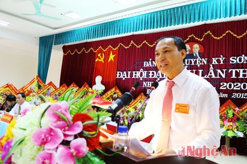 Đồng chí Vi Hòe công bố danh sách giới thiệu đại biểu dự đại hội Tỉnh Đảng bộ lần thứ XVIII