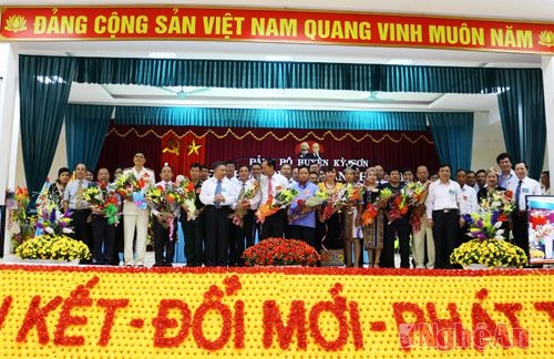 Đồng chí Lê Bá Hùng - Ủy viên Ban Thường vụ Tinhr ủy - Trưởng Ban Tuyên giáo tặng hoa cho 37 đồng chí trúng cử BCH đảng bộ huyện nhiệm kỳ 2015 - 2020