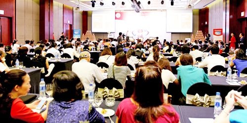 Hội thảo thu hút gần 500 bà mẹ đến nghe các chuyên gia dinh dưỡng tư vấn.