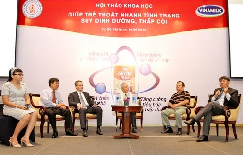 Các chuyên gia y tế trong và ngoài nước giải đáp các thắc mắc của các bà mẹ tham dự Hội thảo.