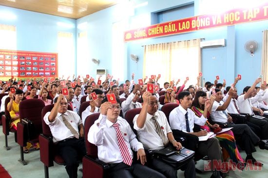 Các đại biểu thông qua Đề án BCH Đảng bộ huyện Nghĩa Đàn nhiệm kỳ 2015 - 2020. Ảnh: T.D