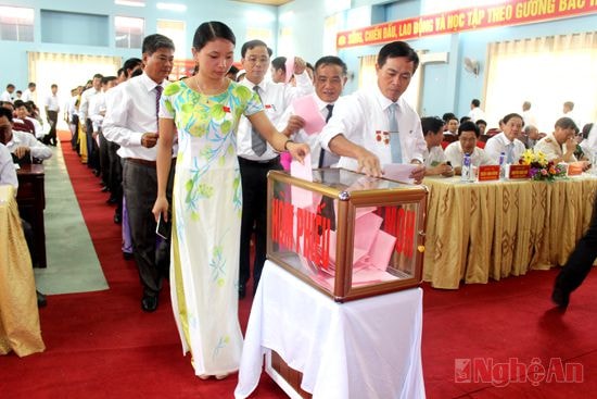 Các đại biểu bỏ phiếu bầu BCH Đảng bộ huyện Nghĩa Đàn nhiệm kỳ 2015 - 2020. Ảnh: Thành duy