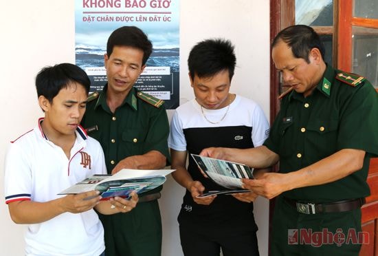 BĐBP Nghệ An tuyên truyền cho người dân phường Nghi Hòa (TX. Cửa Lò)  về việc di cư trái phép sang Úc bằng đường thủy.