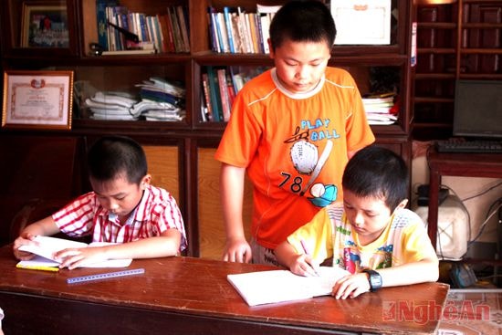 “Thầy giáo”  Ngô Đức Huân hướng dẫn cho các “học trò”.