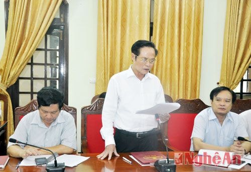 Đồng chí Lê Văn Cầm- Phó Ban Dân vận Tỉnh ủy báo cáo kết quả hoạt động của MTTQ và các đoàn thể cấp tỉnh trong Quý II/2015