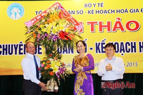 Đồng chí Đinh Thị Lệ Thanh tặng hoa cho Tổng cục Dân số nhân ngày Dân số Thế giới 