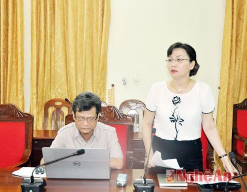 Đồng chí Lê Thị Tám- Chủ tịch Hội LHPN tỉnh báo cáo kết quả của Hội