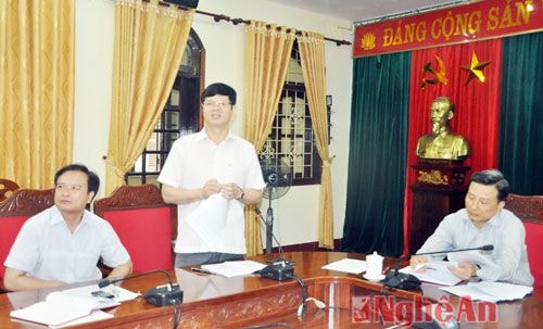Đồng chí Lê Xuân Đại- Phó Chủ tịch Thường trực UBND tỉnh trao đổi những kiến nghị các tổ chức đoàn thể quan tâm