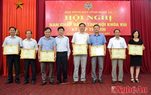 -7 tập thể được BCH Hội Nông dân tỉnh trao tặng bằng khen đã có nhiều thành tích trong công tác phối hợp đào tạo nghề lao động nông thôn giai đoạn 2010 – 2014.