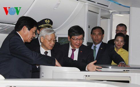 Tổng Bí thư Nguyễn Phú Trọng thăm khoang hạng Thương gia trên máy bay Boeing 787-9