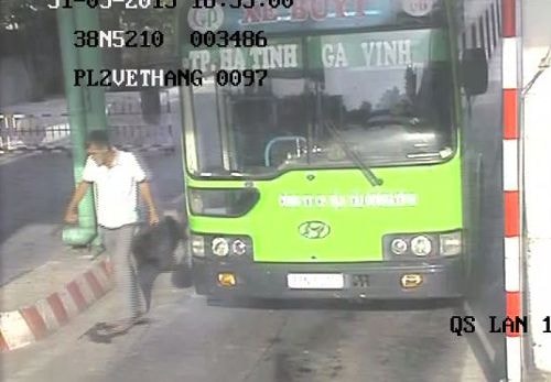 Hình ảnh đối tượng Đức bước xuống xe sau khi gây án (ảnh được camẻa tại cầu thu phí ghi lại)