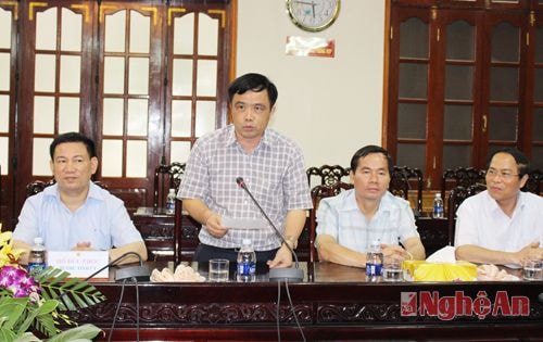 Đồng chí Huỳnh Thanh Điền - Phó Chủ tịch UBND tỉnh báo cáo tình hình phát triển hạ tầng giao thông 