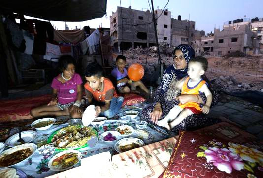 Một gia đình người Palestine ở dải Gaza vẫn phải sống trong tình trạng màn trời chiếu đất kể từ sau chiến dịch bảo vệ biên giới của Israel Ảnh AFP