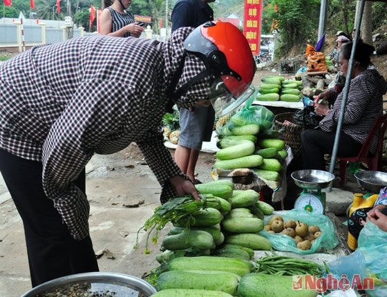 Các loại sản vật được bà con bày bán dọc các tuyến đường chính ở vùng trung tâm huyện.