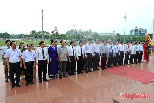 Các đại biểu HĐND tỉnh bỏ phiếu tín nhiệm đối với 16 chức danh do HĐND tỉnh bầu