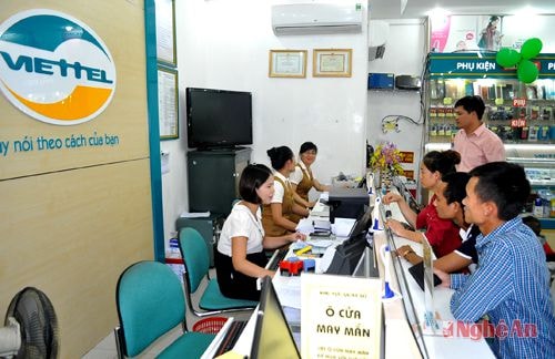 Khách hàng giao dịch tại hệ thống siêu thị Viettel.
