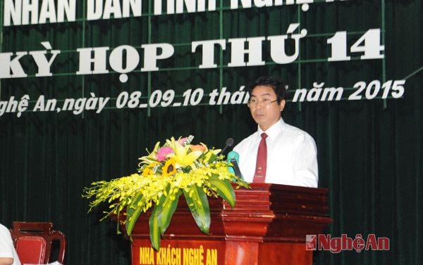 Đồng chí Hồ Đình Trung - Phó Chánh Tòa án nhân dân tỉnh báo cáo kết quả hoạt động của ngành 6 tháng đầu năm 2015