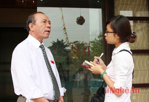 Đại biểu Vi Văn Giáp trao đổi với phóng viên Báo Nghệ An về sự cần thiết phải có cơ chế hỗ trợ đối với những vùng bị ảnh hưởng nặng nề bởi thiên tai.