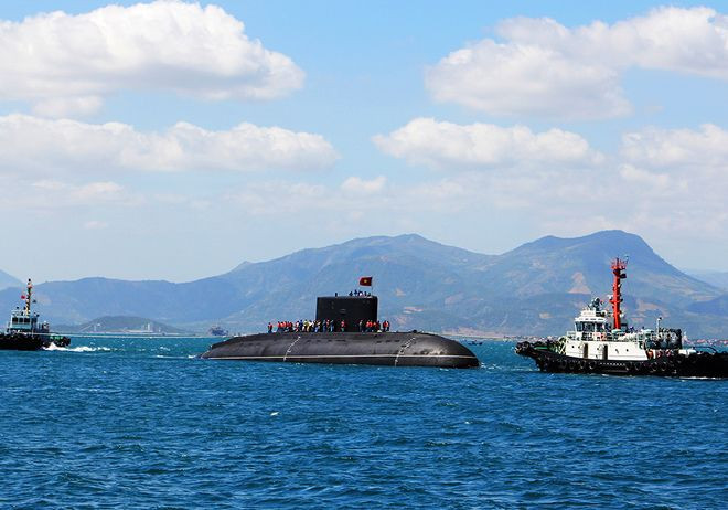 Được biết, hồi đầu năm 2014, đại diện Nga và Việt Nam đã ký kết văn bản về việc chuyển giao trung tâm đào tạo thủy thủ tàu ngầm tại Cam Ranh cho Hải quân Việt Nam. Theo tờ Tin tức Quân sự Nga, phía Nga đang tham gia giúp đỡ Việt Nam xây dựng một trung tâm huấn luyện tàu ngầm. Dự án do Công ty Cổ phần Hiệp hội Khoa học và Sản xuất Avrora JSC thực hiện.