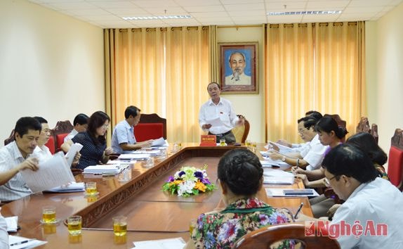 Đại biểu Vi Xuân Giáp điều hành tổ thảo luận số 4 và trực tiếp thảo luận về các vấn đề kinh tế - xã hội