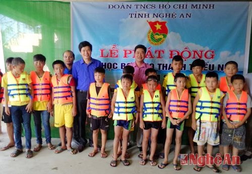  Dịp này, Tỉnh đoàn đã trao tặng 20 áo phao cho các em tham gia lớp học