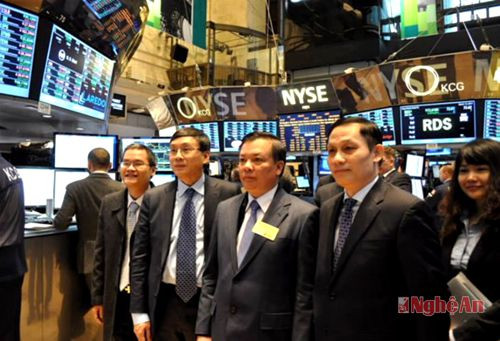 Bộ Trưởng Bộ Tài chính Đinh Tiến Dũng (thứ 2) và Chủ tịch UBCKNN Vũ Bằng (thứ 3 từ phải sang trái)  tại Sàn giao dịch chứng khoán NYSE (Mỹ).