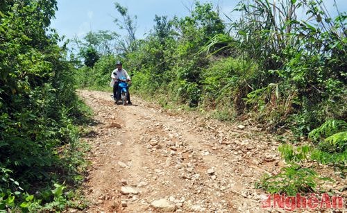 Con đường độc đạo vào Noọng Ó vừa dốc, vừa hiểm trở, việc đi lại hết sức gian nan.