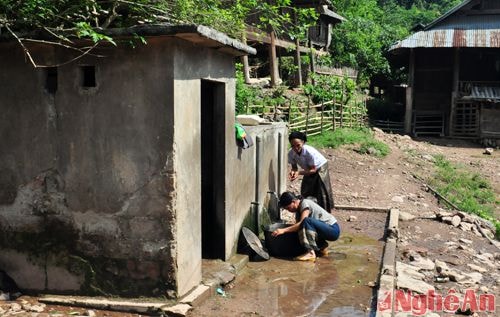 Người dân Noọng Ó bảo quản tốt công trình nước sạch tự chảy nên nguồn nước sinh hoạt luôn đảm bảo đầy đủ và an toàn.